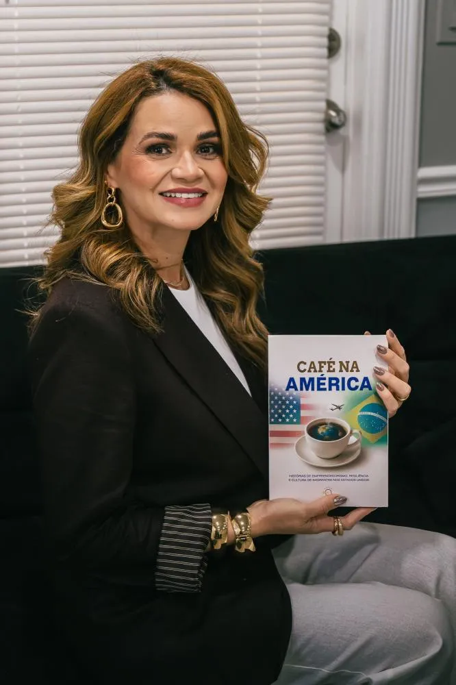 Erika exibe o livro