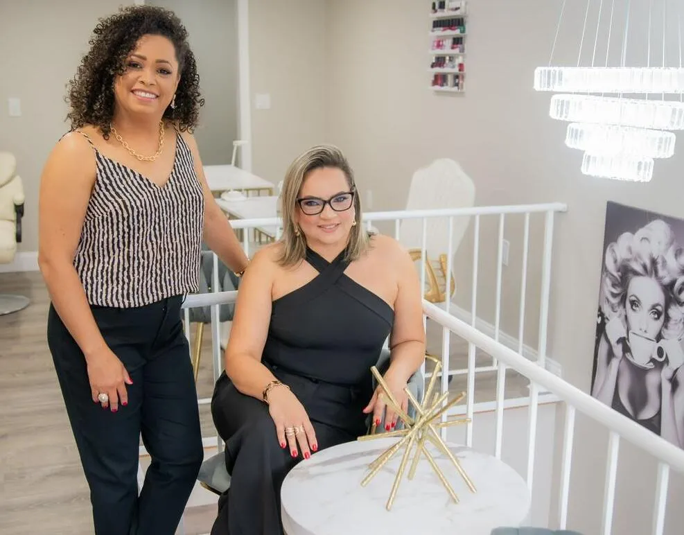 Com 26 anos de experiência, Lorena Paiva comanda centro de beleza de alto padrão em Medford