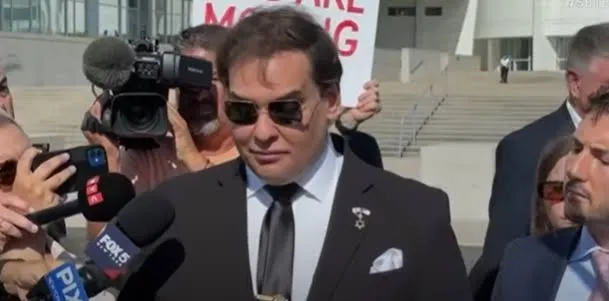 Filho de brasileiros e ex-Deputado dos EUA, George Santos é banido para sempre de plataforma após lucrar com aposta sobre si mesmo