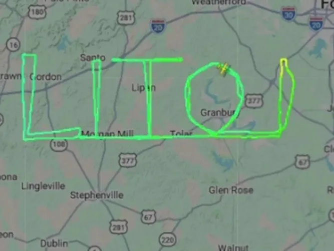Piloto brasileiro desenha nome de Lito Sousa no céu do Texas em homenagem emocionante