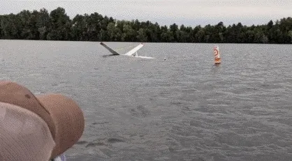 Deputado dos EUA escapa a nado de avião que afundou em lago