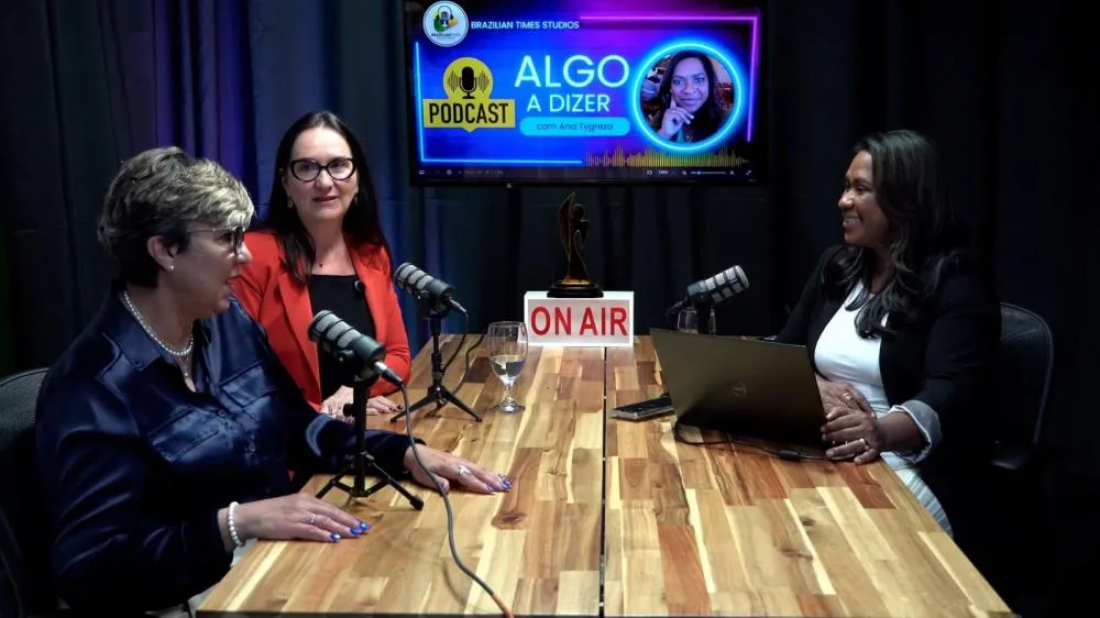 Carla Abreu durante entrevista ao programa Algo a Dizer nos estúdios do Brazilian Times TV.