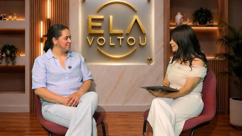 Apresentadora Caroline Moraes e a convidada Rosana Manenti durante a entrevista no progrma Ela Voltou.