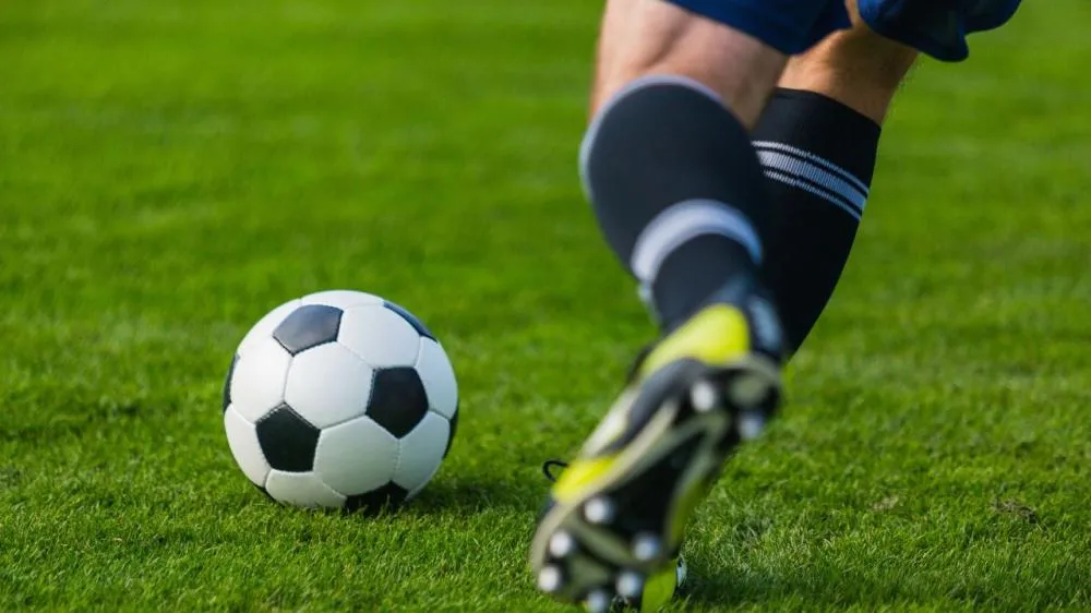 Atleta do Miami United é levado sob custódia durante embarque para decisão nacional