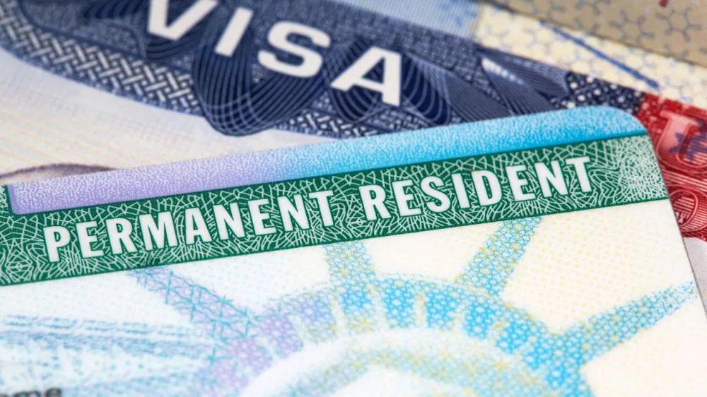 Mudança em regra de viagem acende alerta para quem aguarda Green Card nos EUA