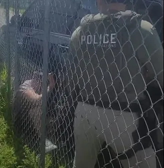 Morador relata que homem foi atropelado durante suposta perseguição do ICE na Flórida