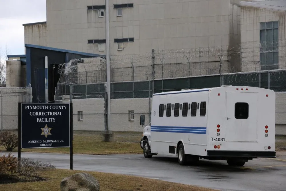 Justiça derruba resistência de xerife e manda entregar registros sobre detidos do ICE em Massachusetts