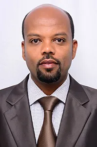 Professor premiado é detido pelo ICE ao retornar de conferência; universidade contesta versão do governo